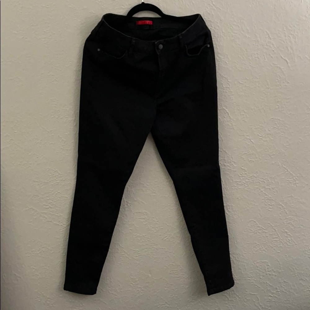 Jennifer Lopez black skinny jeans